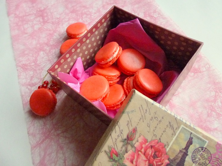 Macarons mit Johannisbeer-Frischkäse-Füllung