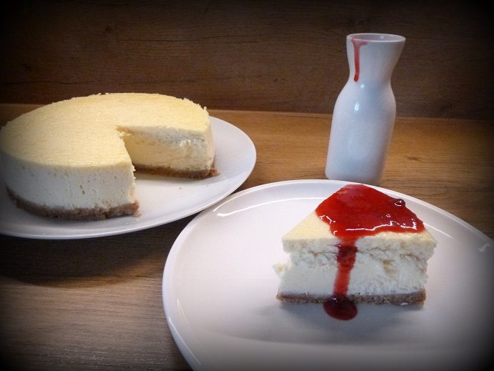 New York Cheesecake mit Himbeersoße