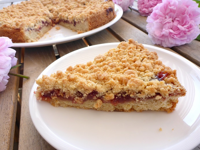 Streuselkuchen mit Kirschfüllung