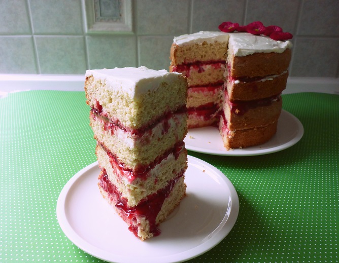 Biskuittörtchen mit Mascarpone und Kirschfüllung