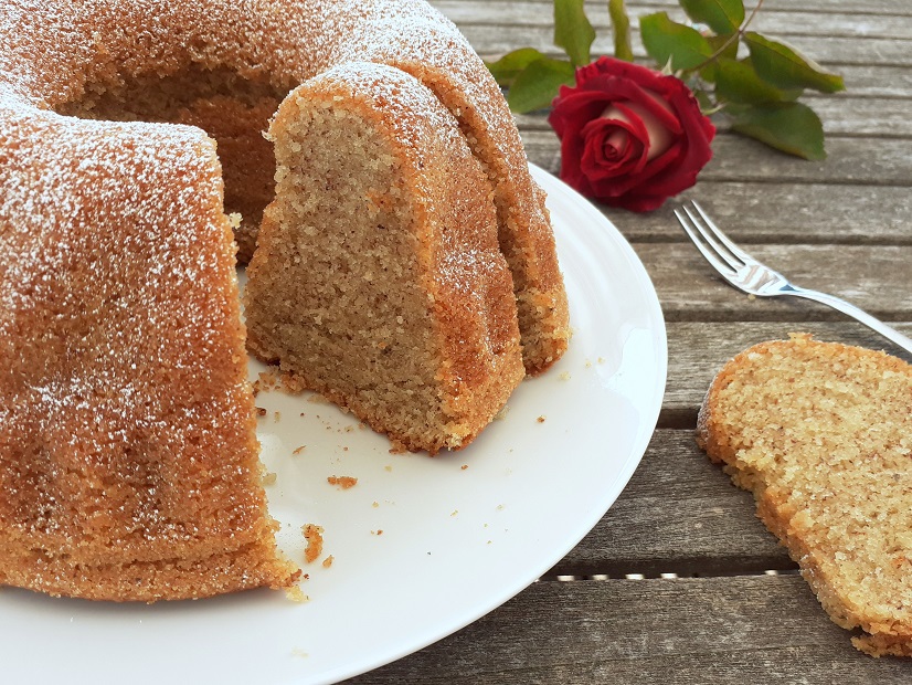 Eierlikör-Haselnusskuchen