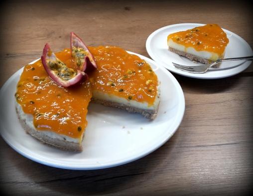 Cheesecake mit Mango-Maracuja-Topping